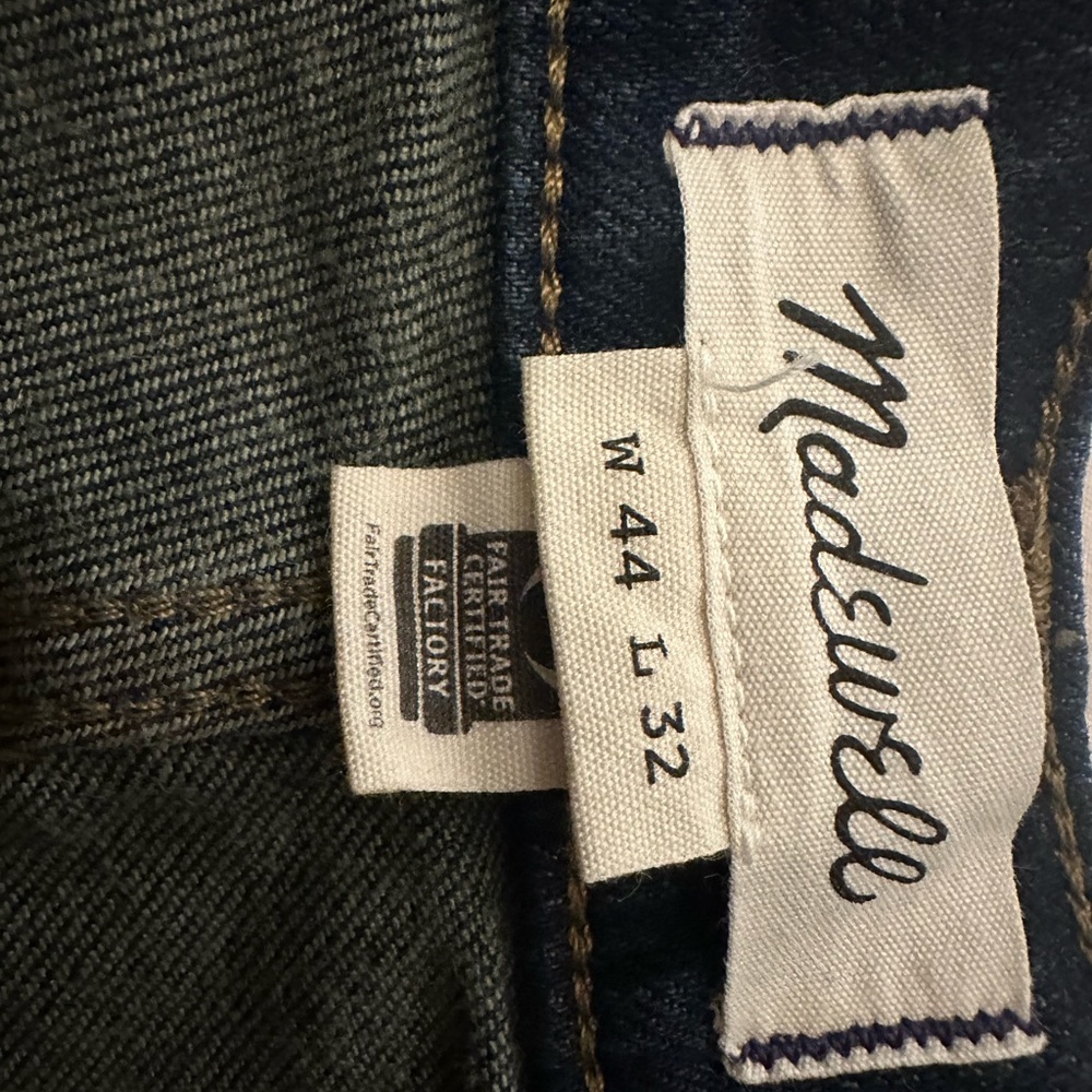 Never been worn Madewell Men’s Athletic Slim Jeans dark wash. Size W44 x L32